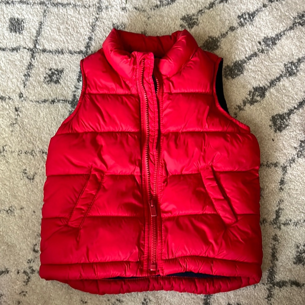 Old Navy 3T boys red puffer vest, warm in good condition